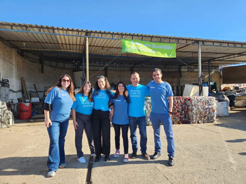 Equipe Alcon e Plastic Bank